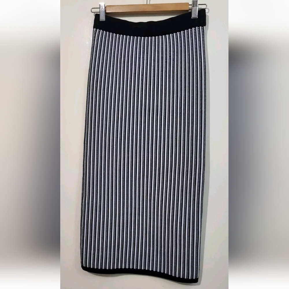 Aritzia Babaton Black & White Midi Bodycon Sculpt Knit Stripped Skirt Size Small - Picture 4 of 7
